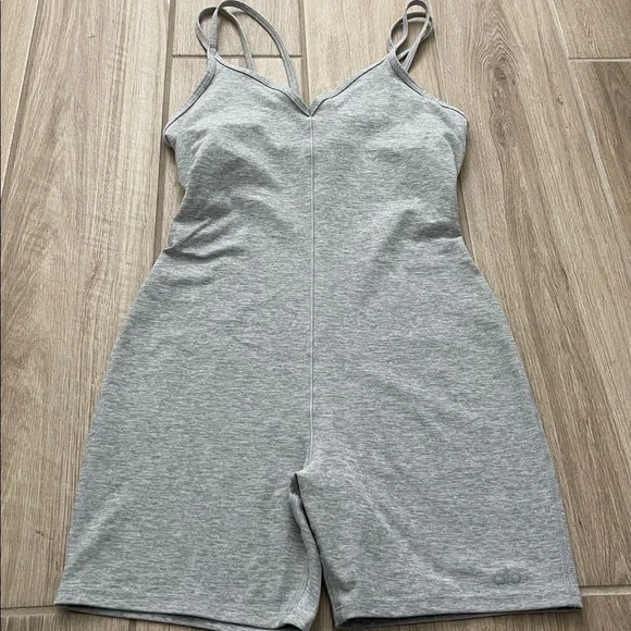 Alo Yoga Suns Out Onesie Romper One Piece Athletic Heather Grey Gray 5” Sz XS - Picture 4 of 10